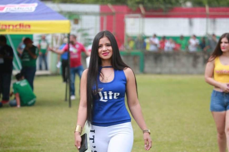 La hermosa edecán y modelo Damaris Padilla en la cancha del Yankel Rosenthal.