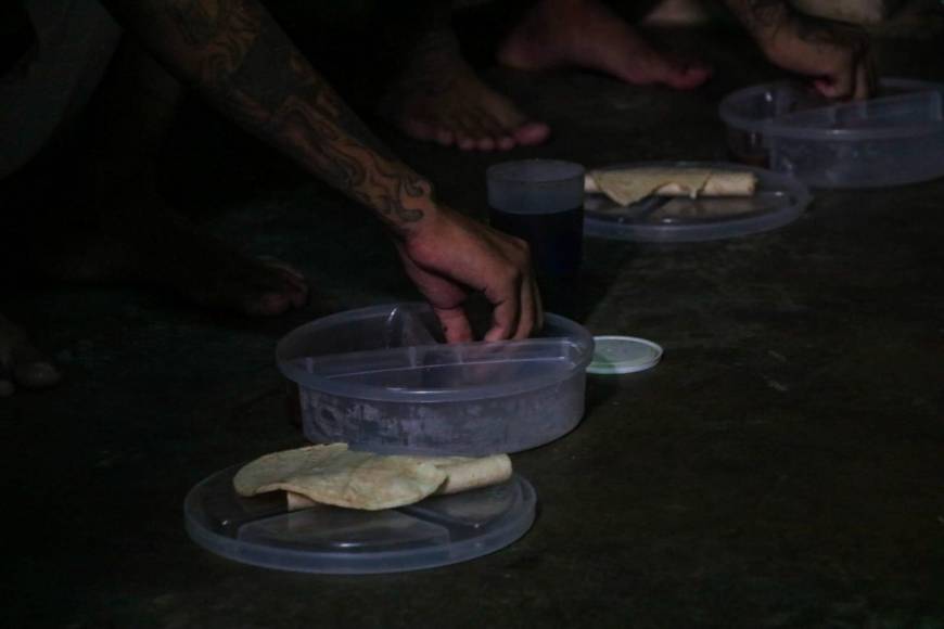 El presidente afirmó que desde que se declaró el estado de excepción, “la comida es racionada” a dos tiempos de alimentación para los 16.000 pandilleros presos.