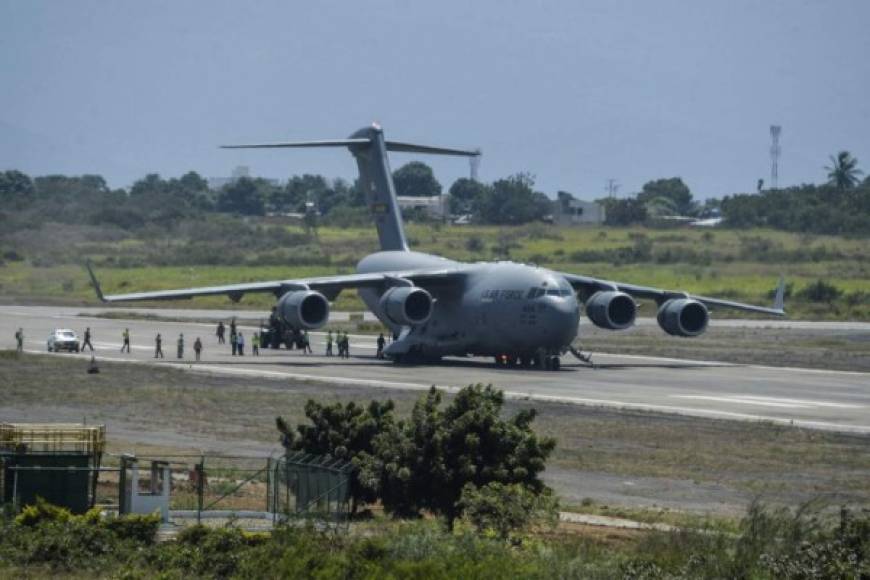 Aviones militares C-17 de la Fuerza Aérea de Estados Unidos aterrizaron ayer en la ciudad colombiana de Cúcuta, cerca de la frontera con Venezuela, para entregar varias toneladas de ayuda humanitaria solicitadas por el presidente interino, Juan Guaidó.