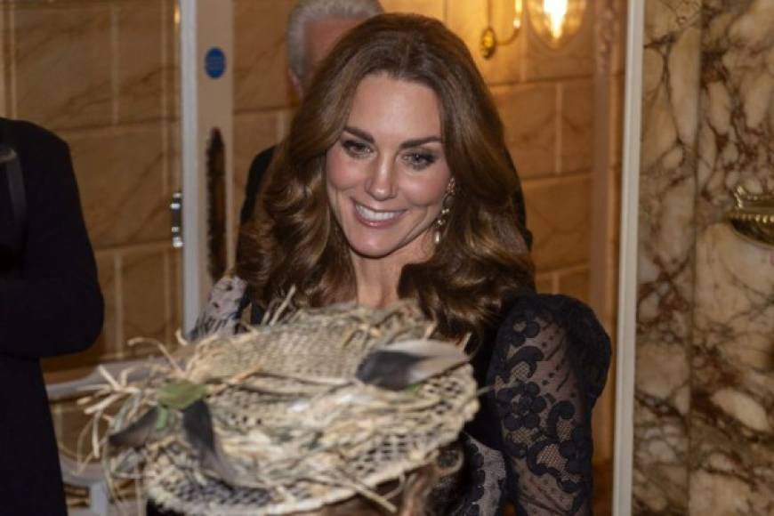 Kate complementó su look para el Royal Variety Performance con pendientes colgantes de Erdem.<br/>