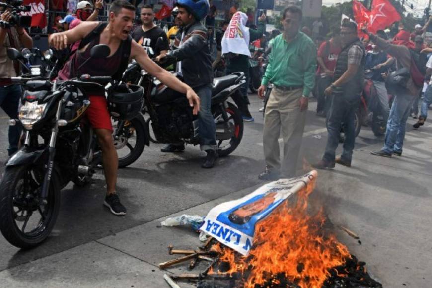 Los opositores se apostaron frente a las instalaciones del Tribuna Supremo Electoral (TSE) en Tegucigalpa.