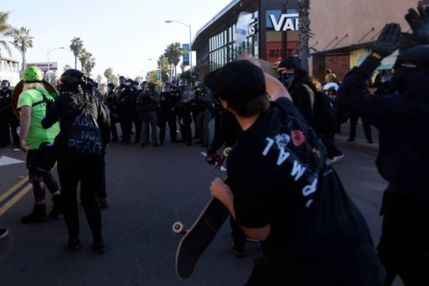 Los miembros de Antifa también se enfrentaron a los agentes de Policía, lanzándoles botellas y piedras.