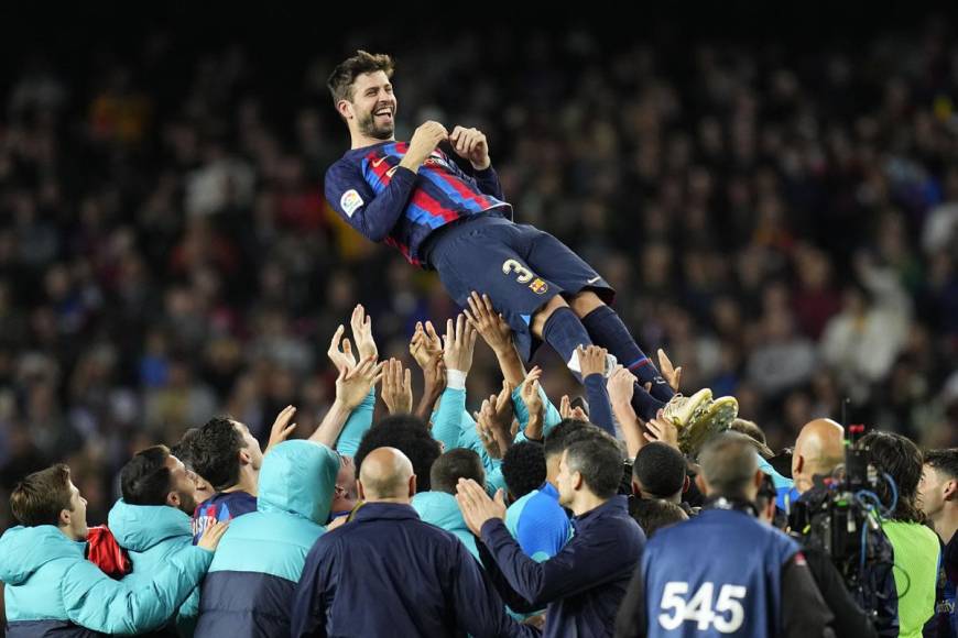 Los jugadores del Barcelona mantearon a Gerard Piqué en su despedida del Spotify Camp Nou.