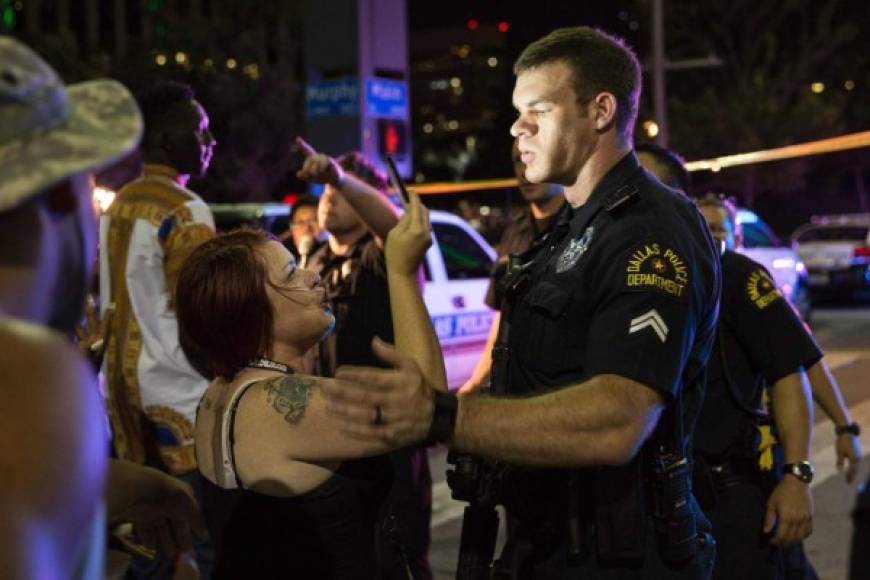 La violencia contra la policía en Dallas se suscitó durante una protesta antirracial que se multiplicó en varias ciudades.