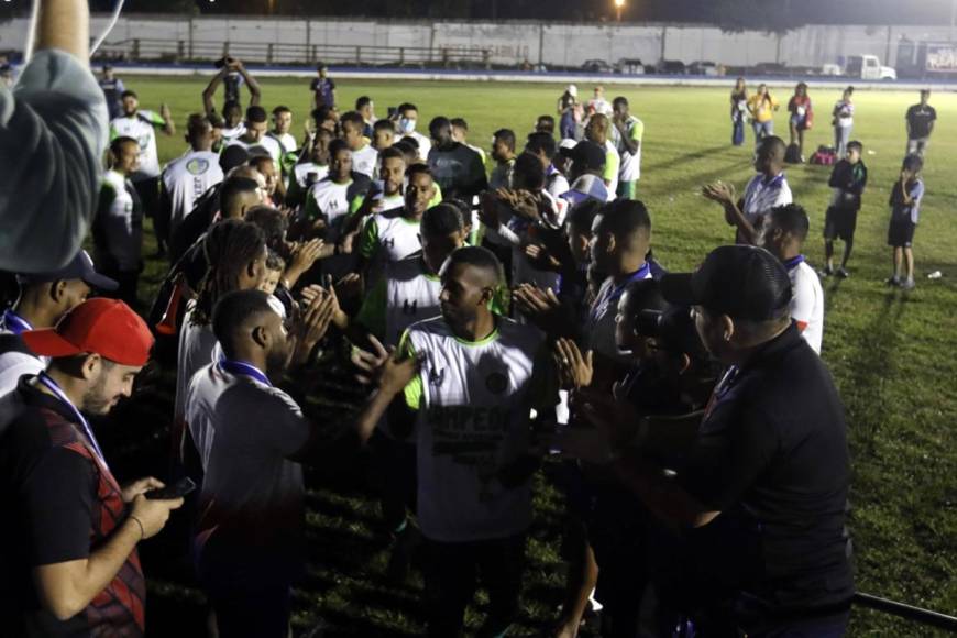 Los jugadores del Juticalpa FC agradecieron el pasillo que les hicieron los del Real Juventud.