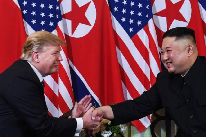 Este encuentro frente a frente de dos días es la segunda parte de la reunión histórica de ambos líderes en Singapur en junio, donde Trump lanzó su ofensiva de seducción para que Kim aceptara abandonar su arsenal nuclear.