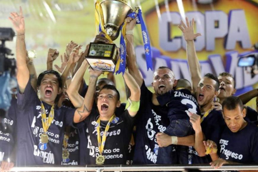Jugadores del Honduras Progreso celebrando con el trofeo de campeones.