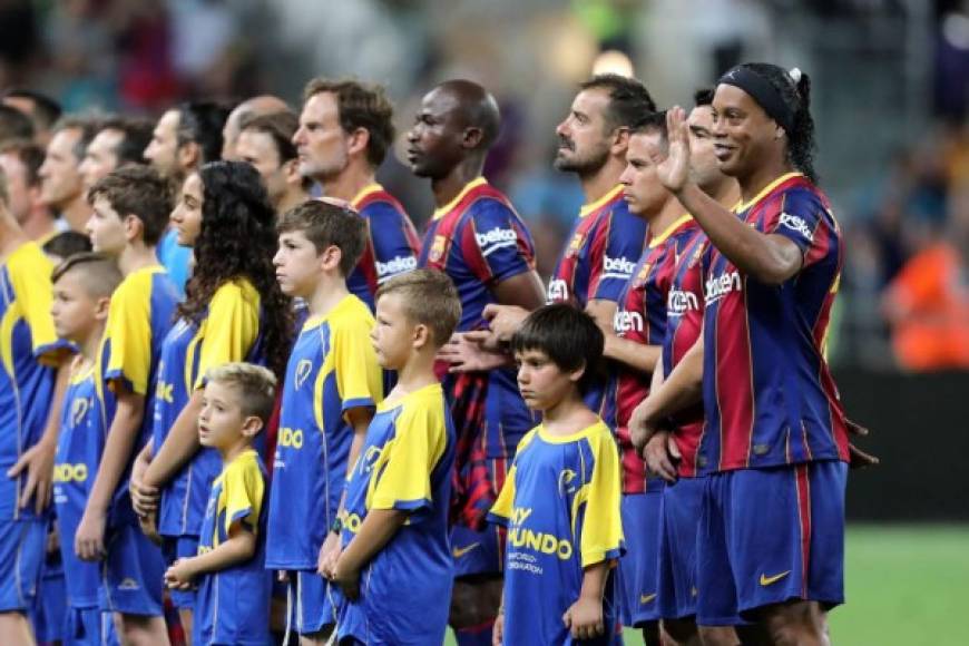 Ronaldinho saludando al público que llegó al estadio Bloomfield de Tel Aviv (Israel). Fueron unos 25.000 espectadores.