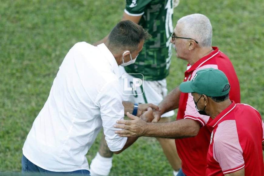 Manuel Keosseián saludando a Hernán ‘La Tota‘ Medina al final del partido.