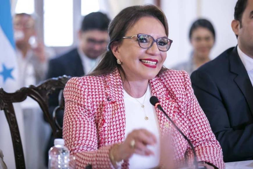 4. Xiomara Castro, presidenta de Honduras, es la cuarta mejor evaluada, según el sondeo de opinión pública de CID Gallup. La aprobación de desempeño de la única mujer presidenta en la región es de 57%. (intermedia)