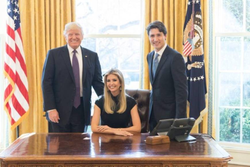 Ivanka compartió esta imagen en su cuenta de Twitter, donde aparece sentada en la silla presidencial junto a Trudeau y el presidente estadounidense, Donald Trump.