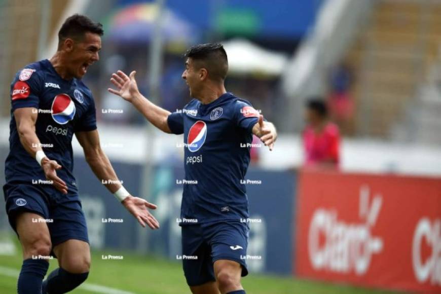 Celebración sudamericana. Matías Galvaliz festejando su gol con Roberto Moreira.