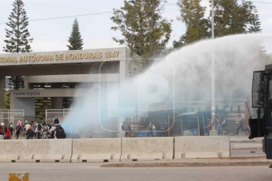 La protesta duró un poco más de una hora. Varios encapuchados lanzaron piedras a los agentes policiales.