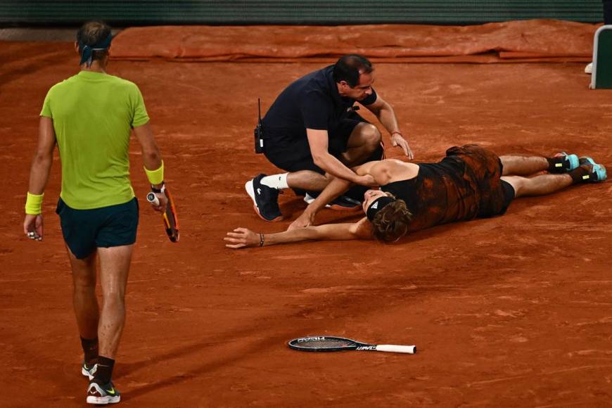 Rafa Nadal se acercó para saber como se encontraba Alexander Zverev.