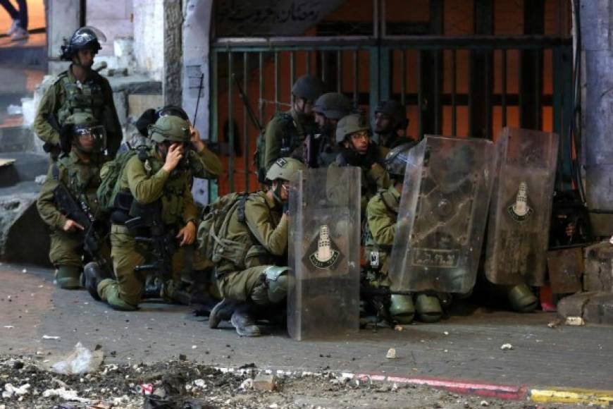 Además, el ministro de Defensa israelí, Benny Gantz, ordenó un despliegue 'masivo' de fuerzas de seguridad en las ciudades donde cohabitan israelíes y palestinos con ciudadanía israelí, para combatir la violencia.
