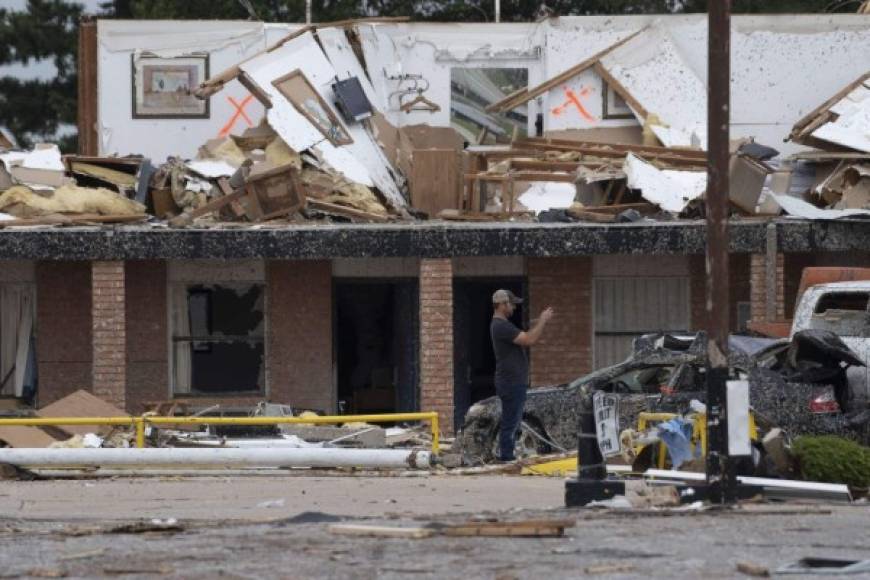 Esta semana, varios tornados han sacudido estados centrales del país, donde al menos tres personas fallecieron en Golden City, a unos 100 kilómetros al suroeste de Jefferson City, la capital de Misuri, donde hubo grandes destrozos.