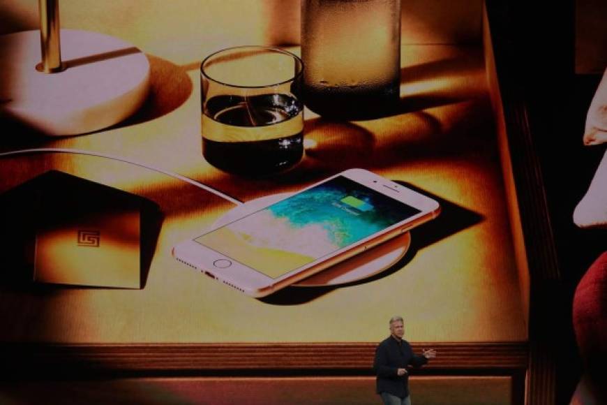 Apple develó este martes un iPhone 'X', que se pronuncia 'diez', un smartphone con pantalla en toda su superficie delantera y que se desbloquea por reconocimiento facial. AFP
