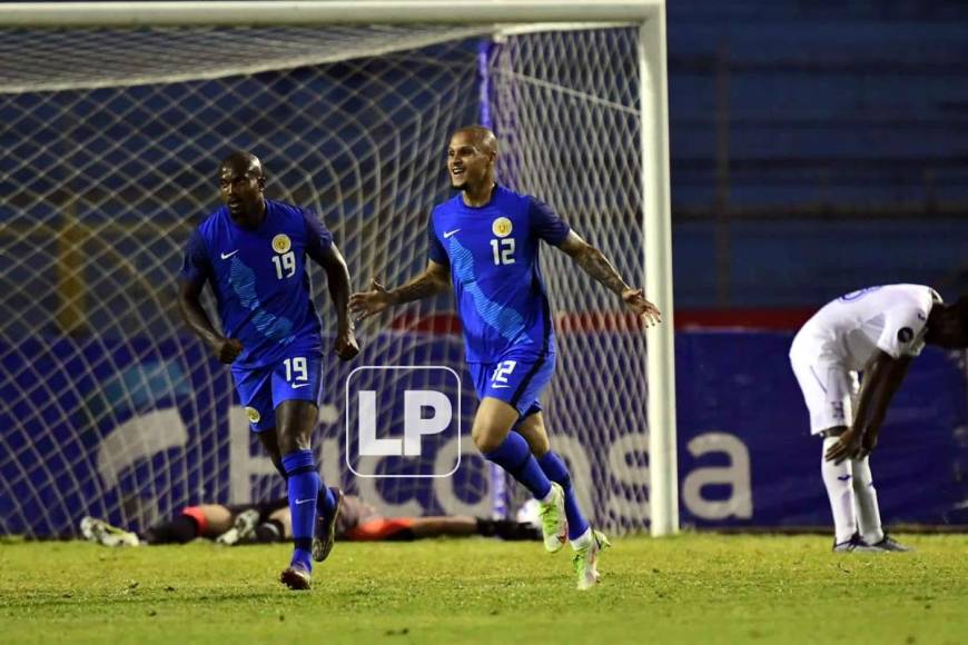 El delantero Anthony van den Hurk celebra su gol para el 0-2 de Curazao sobre Honduras, mientras Harold Fonseca quedó tendido.