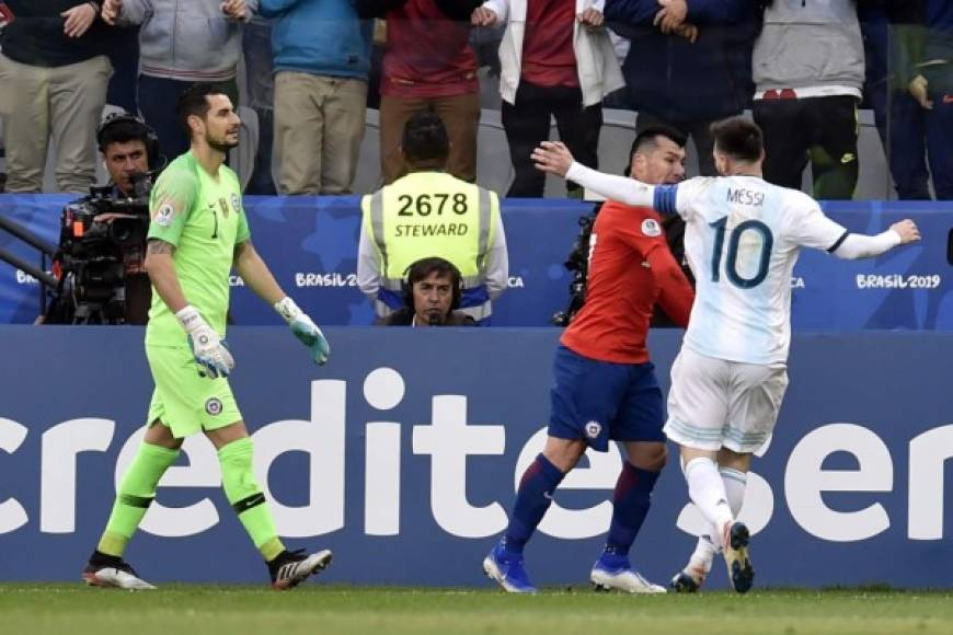 Gary Medel se enfureció y la emprendió contra Messi. Foto AFP