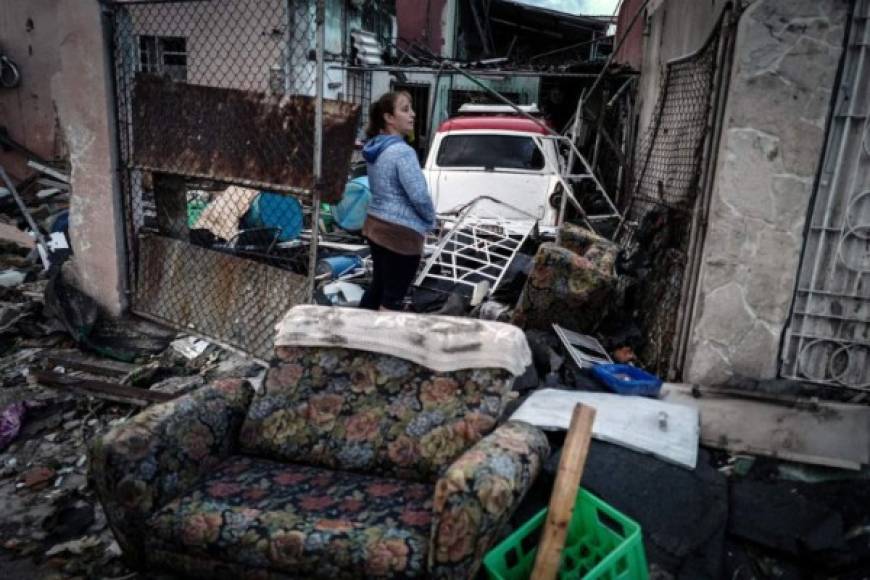 El viento ocasionaba que las aguas del malecón de La Habana azotaran con fuerza y penetraran unos metros en la ciudad.