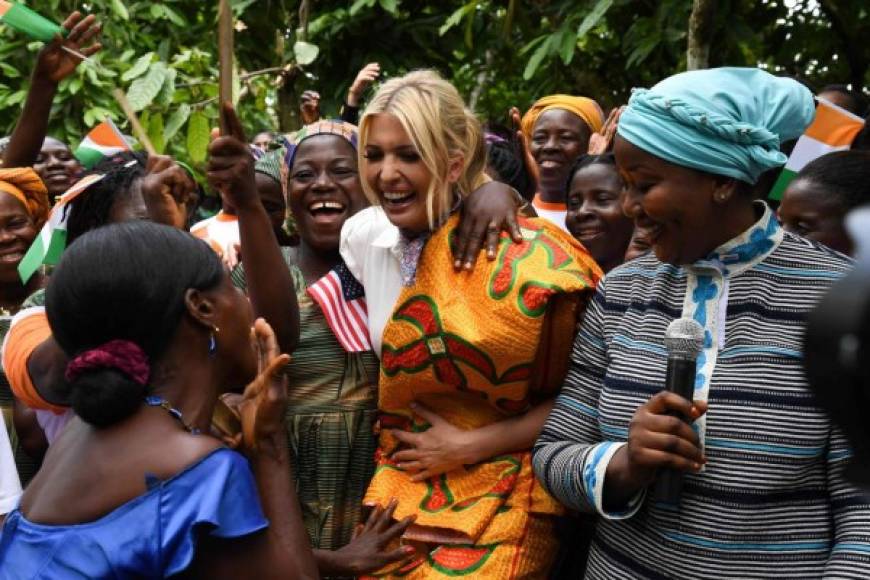 La primera hija recibió varios obsequios de las emprendedoras africanas.