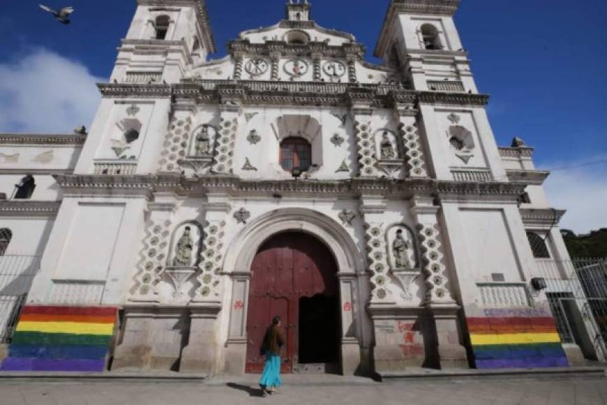 Las autoridades policiales esperan dar con los responsables de pintar la iglesia 'Los Dolores' por medio de las cámaras del 911 que están instaladas en la plaza del mismo nombre en el corazón del centro de la capital hondureña.