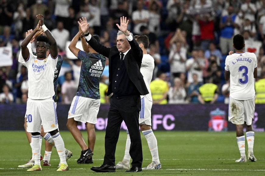 Carlo Ancelotti acompañó a sus jugadores y aplaudió el apoyo de los madridistas.