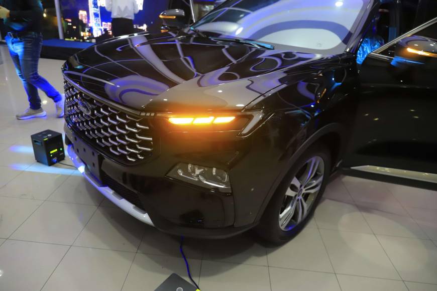 Los lanzamientos de carros nuevos siempre son sorpresivos, las altas expectativas generadas por el modelo “Ford Territory” fueron cumplidas por el Grupo Yude Canahuati Ford, en un evento realizado en sus instalaciones ubicadas en Avenida Circunvalación.Este ”Ford Territory Titanium 2023” en color “panther black” es la muestra perfecta del estilo moderno.