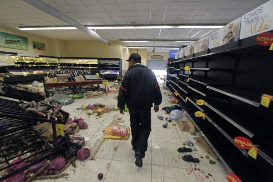 'Grupos de vándalos de la derecha están saqueando las sucursales de los supermercados Palí en Linda Vista y en el sector de Santa Ana y el Arbolito', reportó el portal gubernamental El 19 Digital.