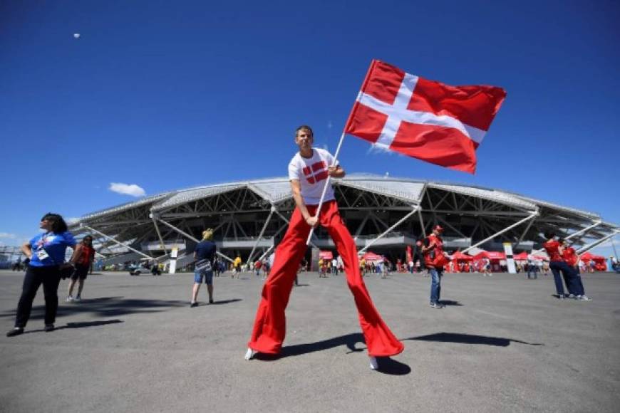 Un zanco flamea la bandera danesa en las afueras del estadio de Samara.