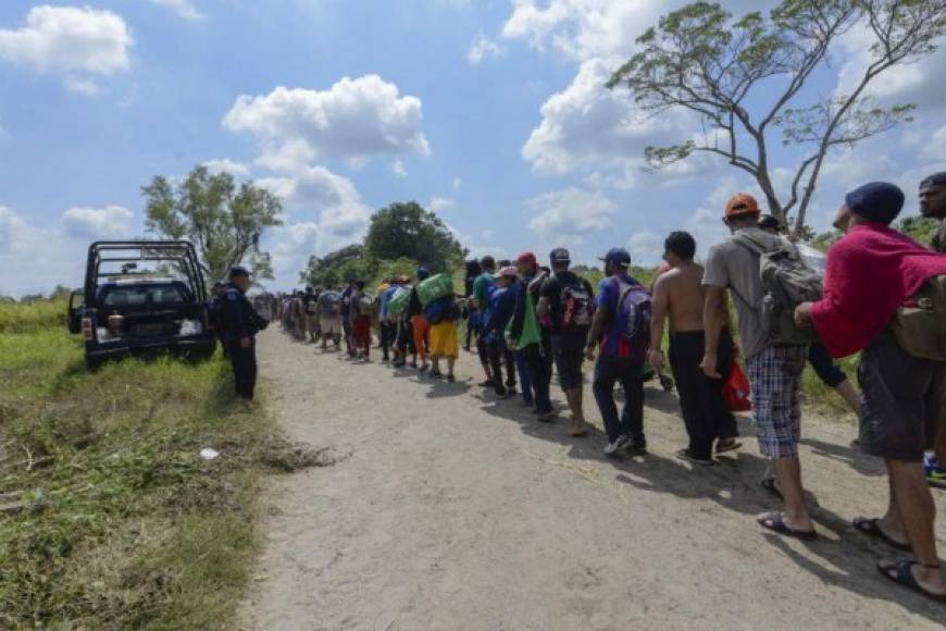 Los policías federales resguardan a los migrantes hacia las instalaciones del Instituto Nacional de Migración en Chiapas.