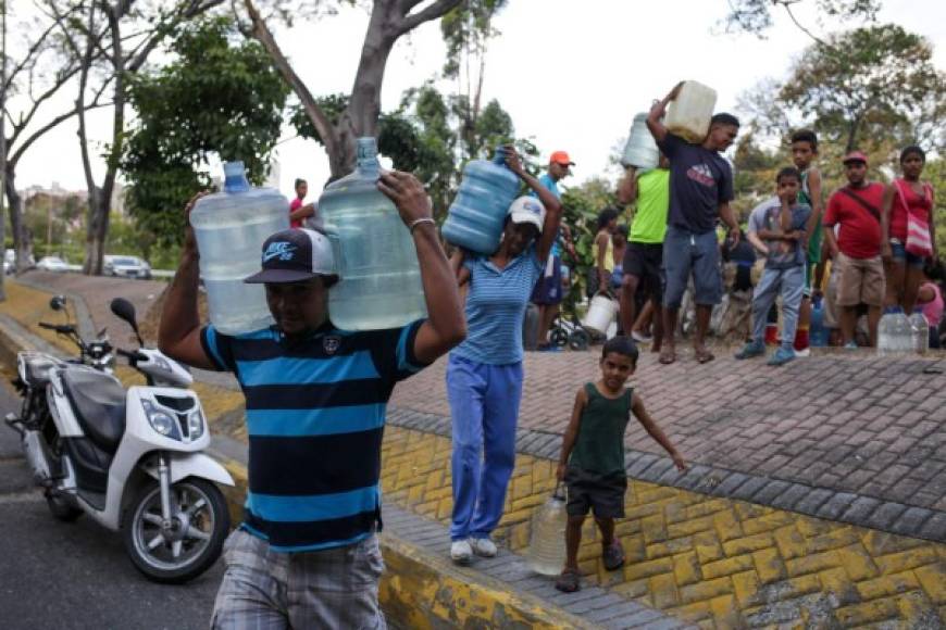 Cientos de personas se aglomeraban en varios puntos de Caracas en busca de agua y combustible, escasos tras el inicio del apagón.