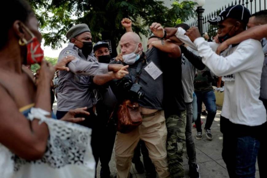 Díaz-Canel, sorprendido por las manifestaciones espontáneas que estallaron en varias ciudades del país - incluida La Habana - dio a los revolucionarios 'la orden de combate', llamando a que 'salgan a las calles donde quiera que se vayan a producir estas provocaciones, desde ahora y en todos estos días'.