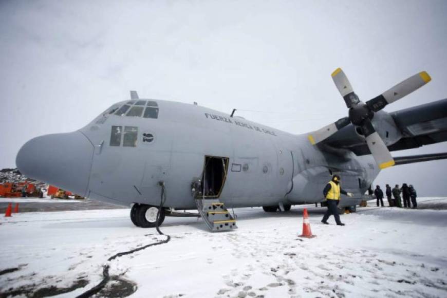 Fotografía tomada en la base antártica de Chile, muestra a un avión de carga Hércules C-130.