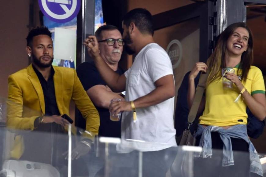 Neymar en el palco VIP observando el partido Brasil-Argentina.