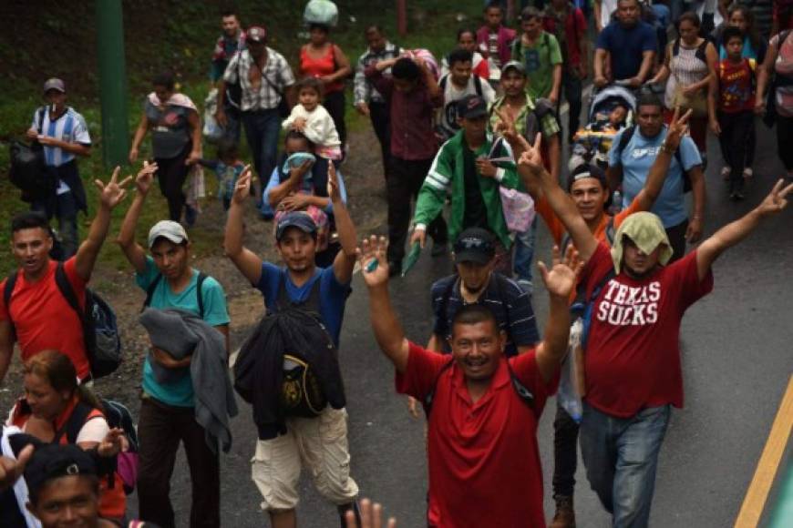 Según medios locales, unos 300 migrantes pasaron la noche en un albergue en ese poblado fronterizo mientras que otros 100 se concentraron en el parque central, resguardado por la policía.