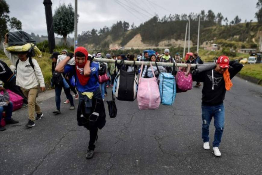 En la madrugada de este martes, cientos de venezolanos varados en la frontera sin pasaporte decidieron ingresar ilegalmente a Ecuador, caminando más de siete kilómetros para llegar a la ciudad andina de Tulcán.