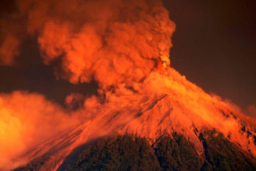 Algunos de estos lugares, como Mazatenango, están situado a unos 159 kilómetros al sur de la ciudad, mientras que el volcán de Fuego se ubica a 50 kilómetros al oeste de la capital.