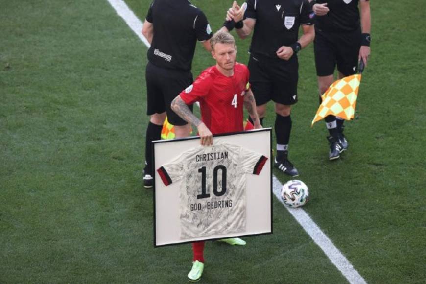 Bélgica le regaló a Dinamarca una camiseta personalizada y firmada por todo el plantel. La recibió Simon Kjær, capitán de la selección danesa, quien fue vital para Eriksen cuando se desplomó en el encuentro vs. Finlandia.<br/><br/>Foto AFP