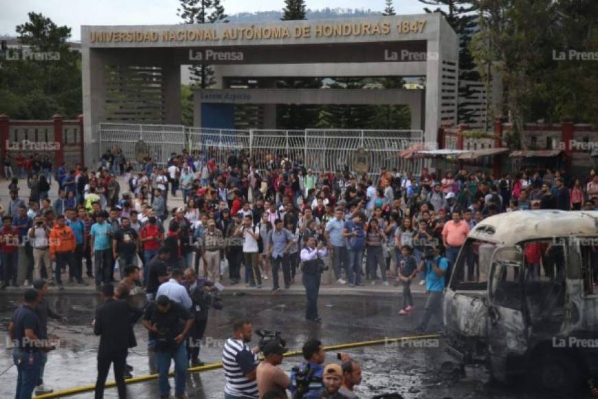 Varios individuos se acercaron a los buses y quebraron algunos vidrios, luego lanzaron varias bombas molotov adentros de los vehículos.