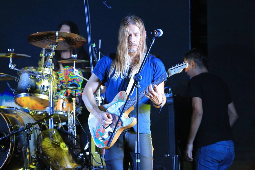 Por su parte, el guitarrista César “Vampiro” López ha pertenecido a bandas como Maná, Azul Violeta y Jaguares. 