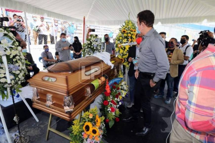 “Ha muerto mi mejor amigo”, escribió Salvador Nasralla en sus redes tras enterarse de la noticia de la muerte de Chelato Uclés.