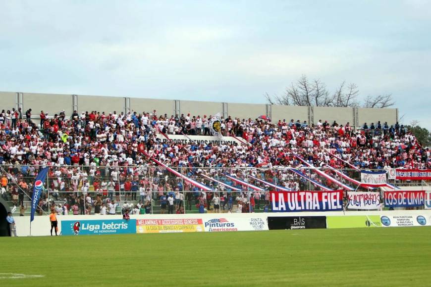 La afición del Olimpia llegó en buen número al estadio Carlos Miranda de Comayagua.