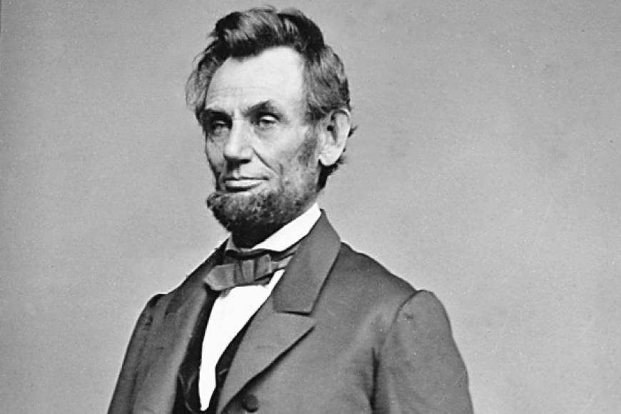 1. Abraham Lincoln (decimosexto presidente), fue asesinado el 14 de abril de 1865 en un teatro de Washington. El victimario del primer presidente del partido republicano fue identificado como John Wilkes Booth, un actor del propio teatro, que habría sido motivado por la abolición de la esclavitud decretada por Lincoln.
