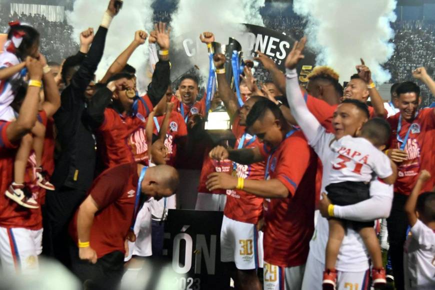 La celebración del plantel del Olimpia con su Copa 36.