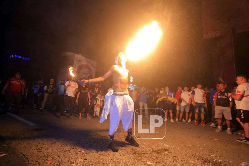 La afición del Olimpia celebró hasta la madrugada de 24 de diciembre en San Pedro Sula el tetracampeonato logrado por el equipo de Pedro Troglio tras ganar la Gran Final del Torneo Apertura 2021 al Real España.