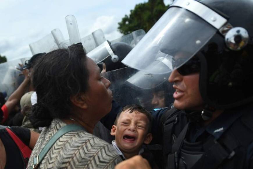 Un pequeño llora mientras su madre se acerca a los agentes de la Policía Federal mexicana.