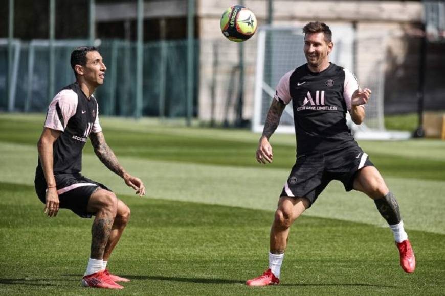 Lionel Messi en el entrenamiento junto a otro gran amigo, su compatriota Ángel di María.