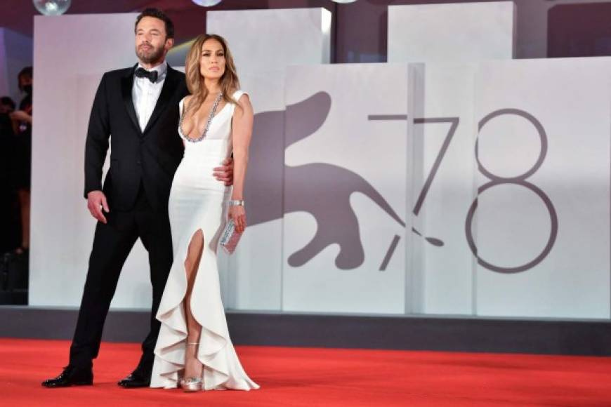 Ben Affleck y Jennifer López, la pareja más aclamada del momento, han oficializado su relación desfilando juntos este viernes por la alfombra roja del Palacio de Cine del Lido, donde han acudido a la presentación de la última película de Affleck, 'El último duelo' ('The last duel'), dirigida por Ridley Scott.