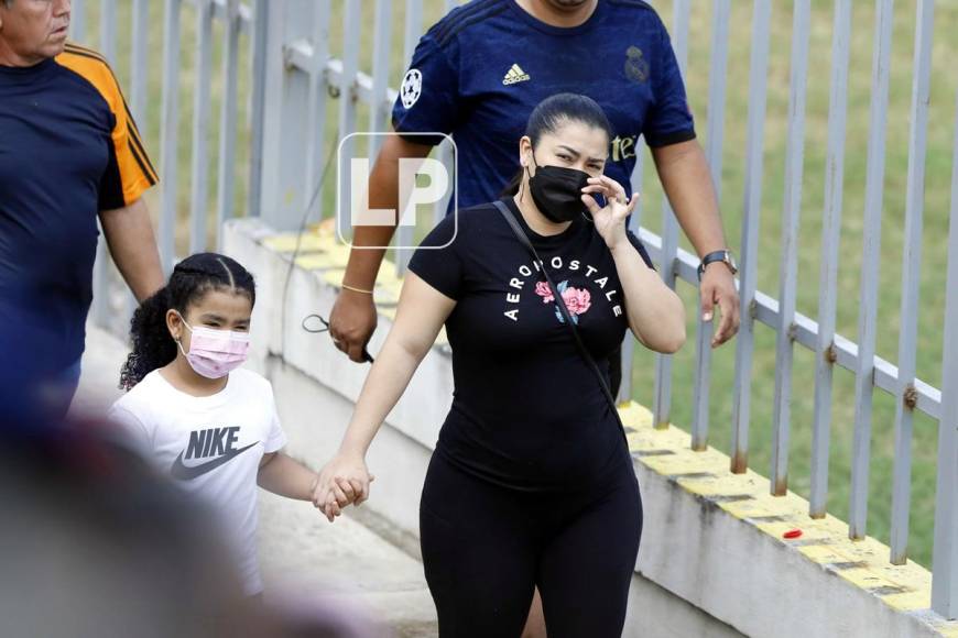 Esta aficionada llegando al sector de silla del estadio Luis Girón.